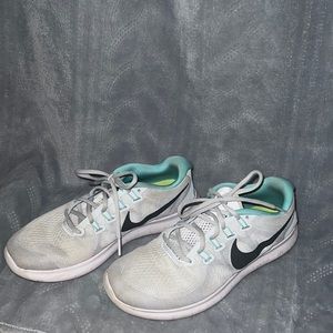 Nike Free rn Tennis Shoes